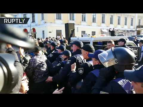 شاهد مصادمات بين مناصري ساكآشفيلي وموالين للنظام في كييف