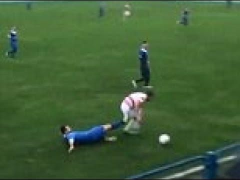 بالفيديو  لاعب يفقد خصيته خلال مباراة كرة قدم