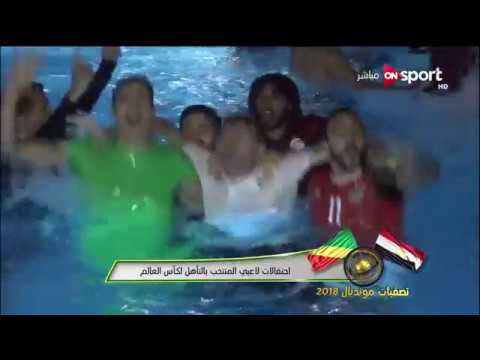 شاهد كوبر ولاعبوه يقفزون في حمام السباحة احتفالًا بالصعود للمونديال