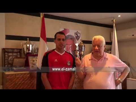 بالفيديو  مرتضى منصور يكرِّم المشجع المصري الباكي