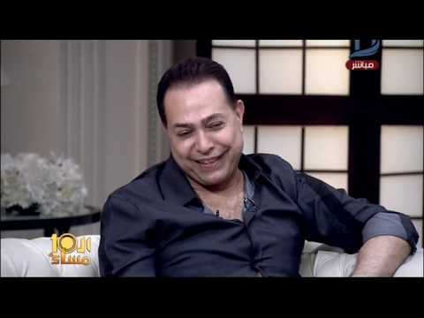 شاهد حكيم يعتذر عن وضع قدمه على آية قرآنية في أحد الكليبات