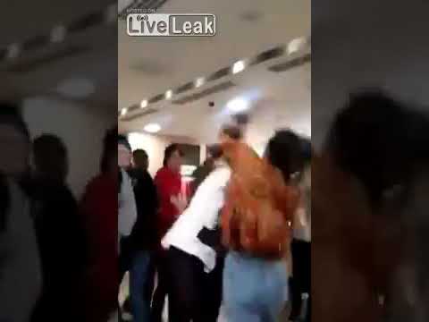 بالفيديو فتاتان تتشاجران بسبب شاب وسط ذهول العشرات من الأشخاص