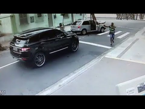 الفيديو  لصوص مسلحون يسطون على لاعب كرة شهير في البرازيل