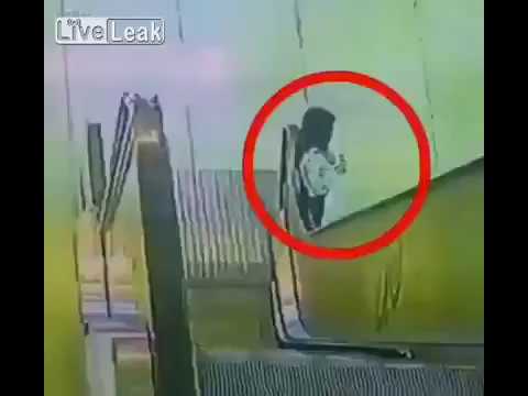 بالفيديو  سلم كهربائي يجتذب فتاة من ملابسها