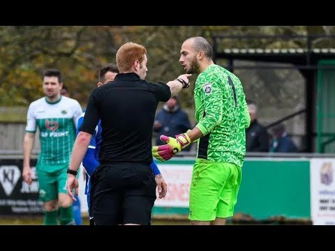 شاهد طرد حارس إنجليزي لتبوله خلف مرماه