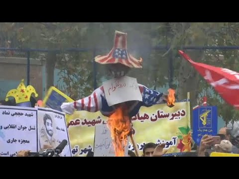 إيران تعرض صاروخًا وتصف ترامب بـالمجنون