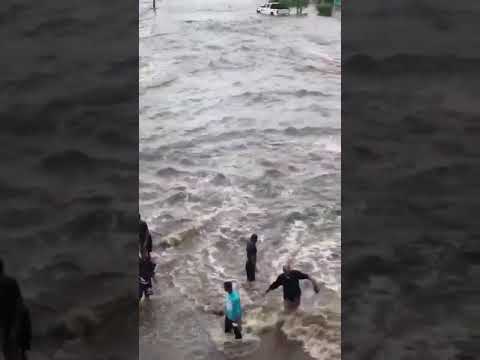 شاهد الأمطار تغرق شوارع مدينة جدّة