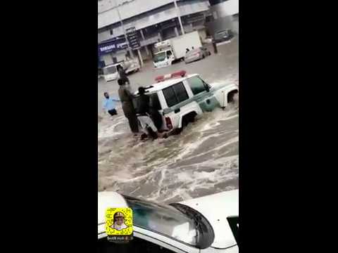 شاهد شرطة المرور تنقذ أشخاص من الغرق في جدة