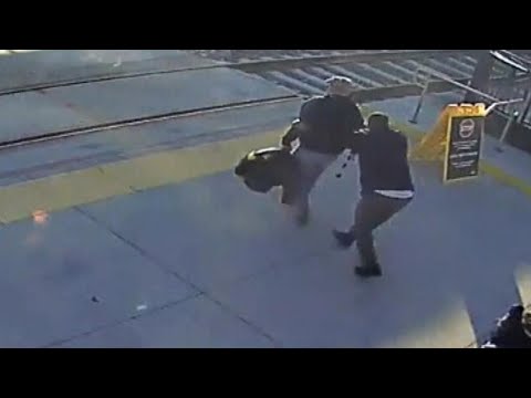 شاهد شاب ينقذ حياة رجل كفيف قبل أن يدهسه القطار