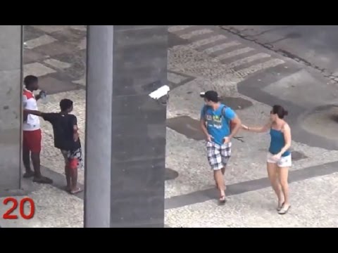 شاهد شاب يخاطر بحياته لإنقاذ أرنب من حرائق الغابات