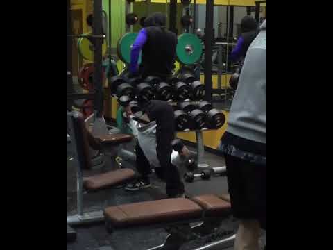 شاهد رجل يستعرض مهاراته في رفع الأوزان بطريقة غريبة