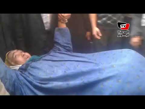 شاهد لحظة انتشال مصابة من تحت أنقاض عقار روض الفرج المنهار
