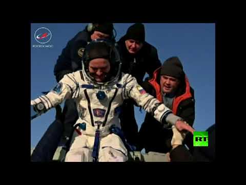 شاهد سويوز الروسية تعيد رواد الفضاء إلى الأرض بنجاح