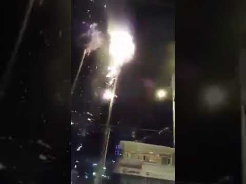 لحظة اشتعال النيران في نخلة بسبب الألعاب النارية