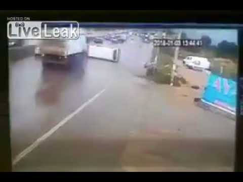 سائق يسقط من ميكروباص بطريقة عنيفة