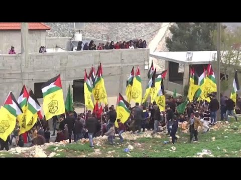 شاهد تشييع شابين فلسطينيين استشهدا برصاص القوات الإسرائيلية في نابلس وغزة…