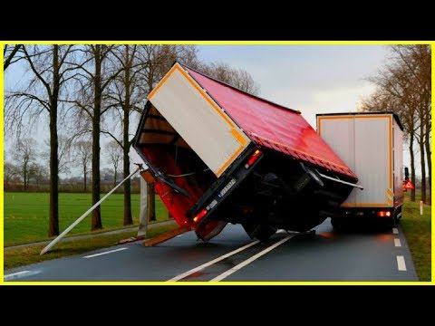 شاهد رياح قوية تطيح بالمارة في هولندا