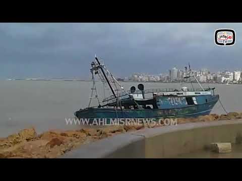 شاهد  لحظة غرق مركب صيد في الإسكندرية