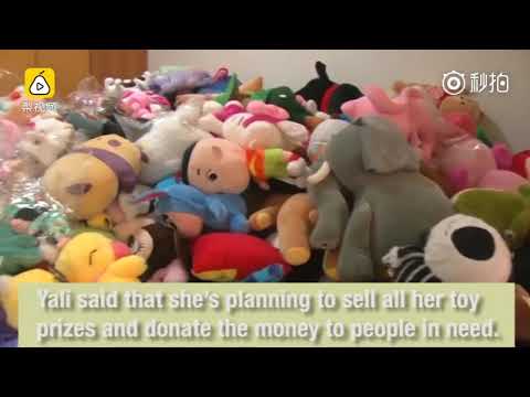 ملكة آلة المخالب تجمع 7000 لعبة وتتبرّع بعائدها