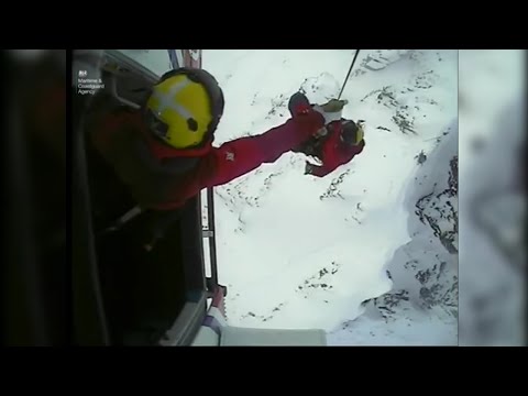 لحظة إنقاذ اثنين من متزلجي الجليد حُصروا أعلى الجبال