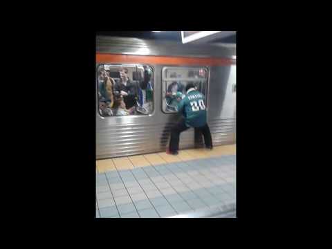 قطار المترو يعاقب مخمور حاول استفزاز الركاب