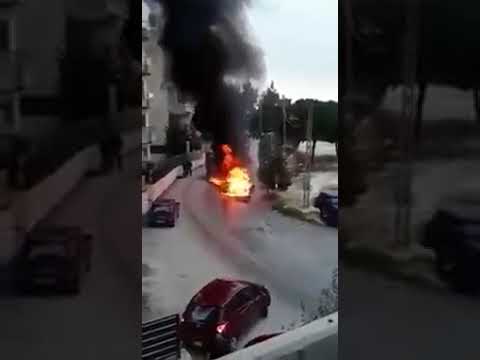 فشل رجال الإطفال في توجيه خراطيم المياه نحو سيارة مشتعلة