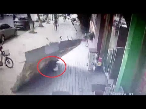 لحظة سقوط لافتة مطعم فوق سيدة