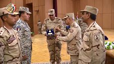 شاهد لقاء وزير الدفاع المصري بقادة وضباط المنطقة الغربية العسكرية