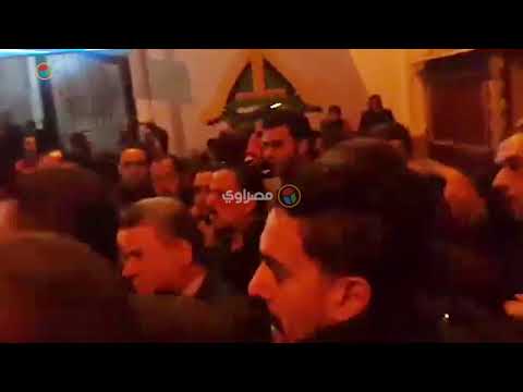شاهد رئيس جامعة بنها يتهرّب مِن غضب أهالي ضحايا الأسانسير