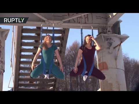 فتاتان من سيبيريا تمارسان اليوغا في درجة حرارة 41 تحت الصفر