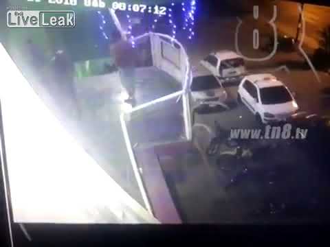 بالفيديو شاب حاول استعرض قوته فألقاه خصمه من الطابق الثاني