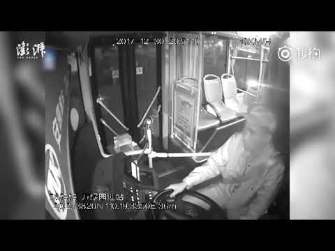 شاهد وفاة سائق صيني على عجلة القيادة أثناء السير