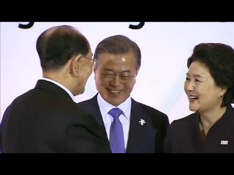 شاهد مصافحة تاريخية بين الكوريتين الشمالية والجنوبية