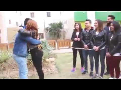 شاهد فتاة تونسية تطلب يد حبيبها أمام الحاضرين وتهديه خاتم الزواج