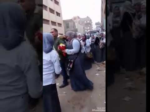 شاهد شاب يقدم بوكيه ورد لحبيبته الطالبة أمام مدرستها