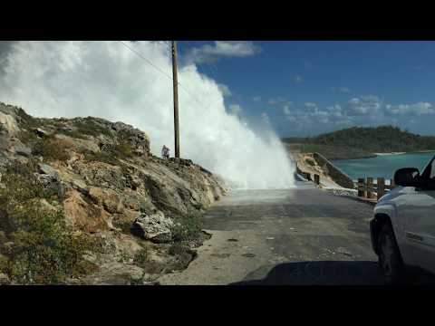 موجة عملاقة تطيح برجل من أعلى جسر