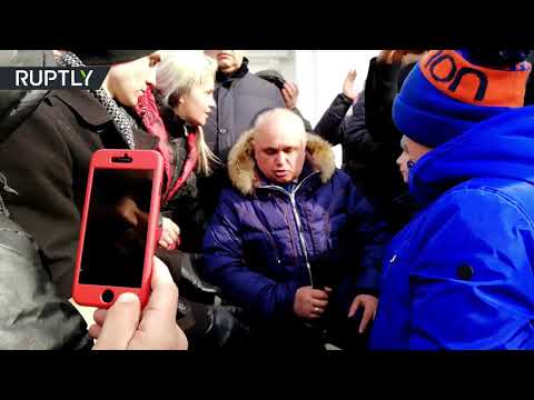 شاهد عمدة كيميروفو الروسية يركع على ركبتيه اعتذارًا أمام الحاضرين