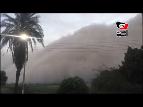 شاهد مواطن يرصد لحظة هبوب العاصفة الترابية على نجع حمادي