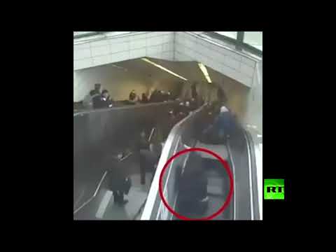 شاهد درج كهربائي جائع يبتلع شخصًا في لقطات مرعبة