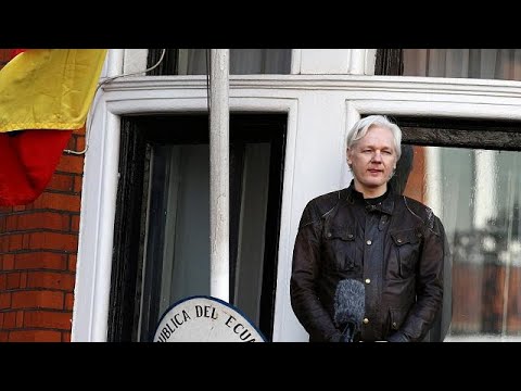 الإكوادور تقطع أنظمة الاتصال عن جوليان أسانغ