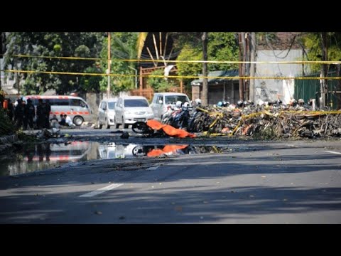 شاهد لقطات صادمة في اعتداءات تستهدف كنائس في سورابايا في اندونيسيا