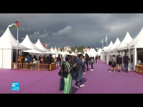 شاهدالفلسطينيون ينكسون علم بلادهم في القرية الدولية في مهرجان كان