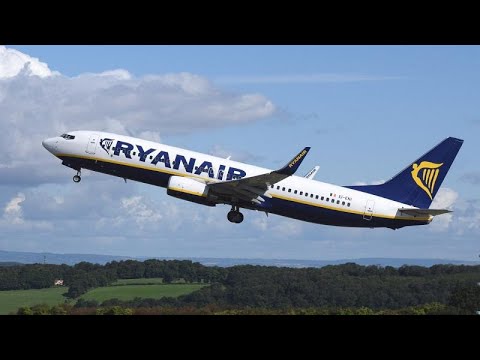 إصابة 33 شخصًا إثر هبوط اضطراري لطائرة ريان اير