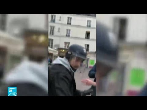 بالفيديو أحد مقربي ماكرون يضرب متظاهرًا