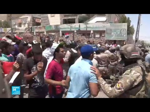 شاهد اعتصام متظاهرين أمام مبنى محافظة البصرة