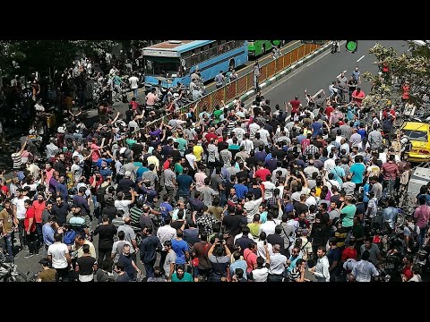 مئات المتظاهرين يهاجمون حوزة دينية قرب طهران