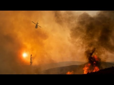 شاهدرجال الإطفاء يسعون لإخماد أكبر حريق في تاريخ كاليفورنيا