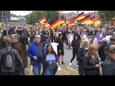 فيديو الآلاف يتظاهرون ضد المهاجرين في ألمانيا