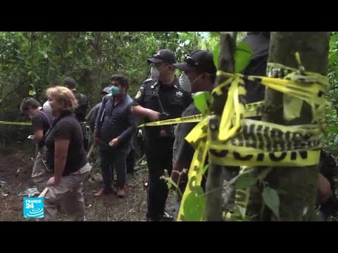 مجموعة من المواطنين يبحثون عن أبنائهم المفقودين في المكسيك