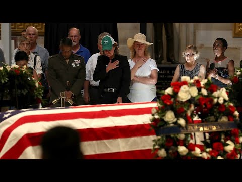 شاهد مراسم توديع جون ماكين في غياب دونالد ترامب